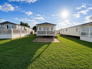 Lovely 6 berth caravan at Broadland Sands Holiday Park in Suffolk ref 20275BS - 9