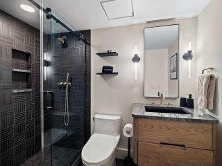 PrivateRooftopPatio-HotTub-FirePit-WetBar-Downtown - 3