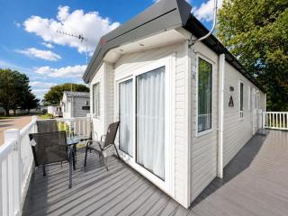 Beautiful Caravan With Decking At Broadland Sands Ref 20372Bs - 9