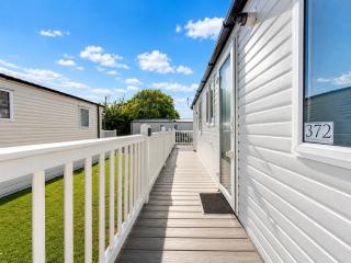 Beautiful Caravan With Decking At Broadland Sands Ref 20372Bs - 7