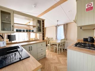 Beautiful Caravan With Decking At Broadland Sands Ref 20372Bs - 6