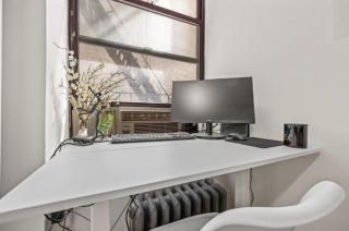 Chic Times Square 1BR Entire Apt - Private Kitchen & Bath - Hosts 4 - 5