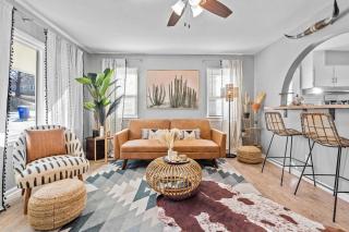 Boho Lounge - Pet Friendly Home Close to I-35 & KC - 0