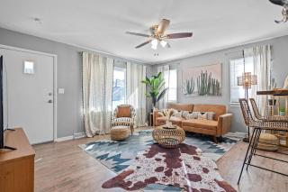 Boho Lounge - Pet Friendly Home Close to I-35 & KC - 6
