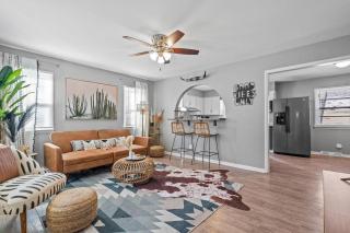 Boho Lounge - Pet Friendly Home Close to I-35 & KC - 5