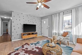 Boho Lounge - Pet Friendly Home Close to I-35 & KC - 4