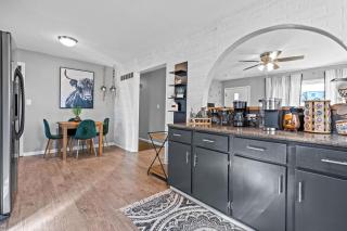 Boho Lounge - Pet Friendly Home Close to I-35 & KC - 1