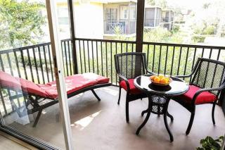Sunnyside Palms - 2BR, Poolside, 5 min to Beach - 2