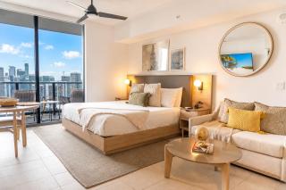 43rd-Floor Skyline Views Prime Downtown Location - 0