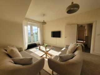 Sheffield 2-Bed Penthouse Apt Sleeps 4 w Balcony - 3