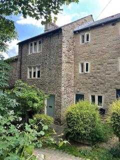 Peaceful 2 bed apartment with views of The Torrs in New Mills - 1