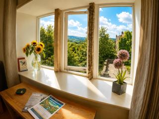 Peaceful 2 bed apartment with views of The Torrs in New Mills - 4