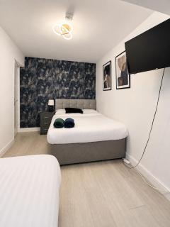 4 Bed Contractor House - Parking - Sleeps 8 - 5
