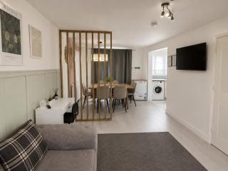 4 Bed Contractor House - Parking - Sleeps 8 - 2