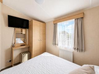 Lovely 6 Berth Caravan With Wifi At Pakefield, Suffolk 68119Bs - 1