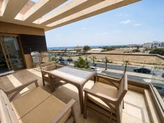Stylish 2BR Apartment with Terrace Near the Ocean - 9