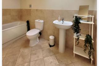 Sheffield 2-Bed Penthouse Apt Sleeps 4 w Balcony - 2