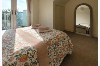 Sheffield 2-Bed Penthouse Apt Sleeps 4 w Balcony - 1