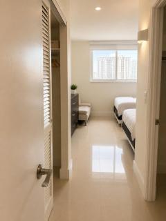Ocean Reserve - 2bdrm - Free Parking on Sunny Isles - 4