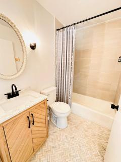 Stylish Bungalow, Close To Everything! - 5