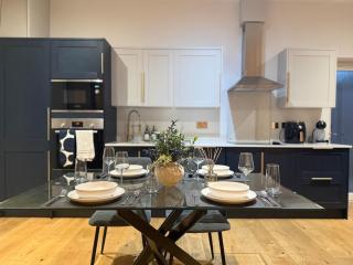 Spacious, Modern 2 Bedroom Home - 4