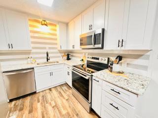 Stylish Bungalow, Close To Everything! - 1