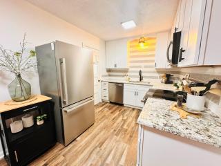 Stylish Bungalow, Close To Everything! - 3