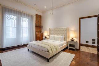 Bright Montreal Loft, Trendy Downtown Escape - 6