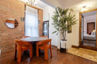 Bright Montreal Loft, Trendy Downtown Escape - 8