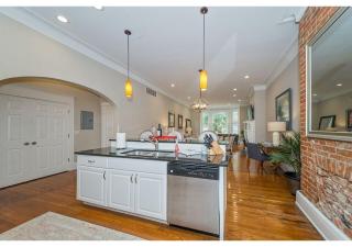 Classic Elegant 2 Bedroom 2 Bath near Eden Park - 8