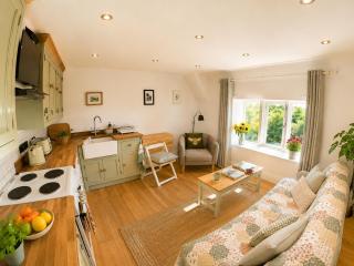 Peaceful 2 bed apartment with views of The Torrs in New Mills - 6