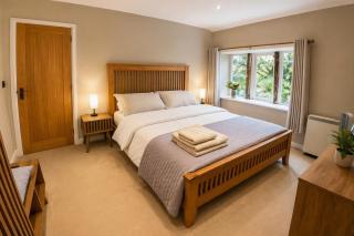 Peaceful 2 bed apartment with views of The Torrs in New Mills - 5