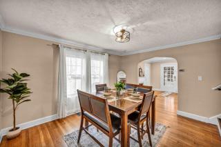 Cozy 3BR Tudor Home w Spacious Backyard - 3