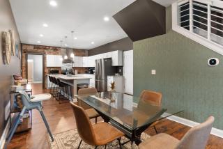 Spacious Home for 10 - Backyard - Sleeps Groups - 9
