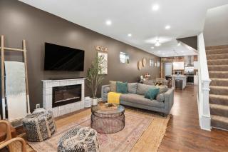 Spacious Home for 10 - Backyard - Sleeps Groups - 2
