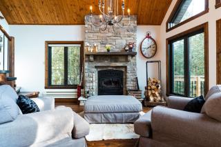 Chalet Paradis Moustier with Lakefront, Private Spa & Games - 1