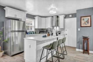 Pet-Friendly Home - Sleeps 6 - Walkable Lakewood - 3