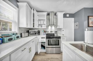Pet-Friendly Home - Sleeps 6 - Walkable Lakewood - 1