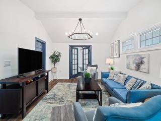 Walkable Gordon Square - Sleeps 8 - 3BR - 9