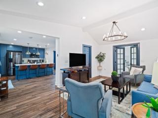 Walkable Gordon Square - Sleeps 8 - 3BR - 4