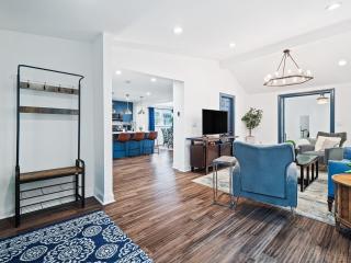 Walkable Gordon Square - Sleeps 8 - 3BR - 1