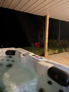SZNS Luxury Lakefront Cottage with Private Sand Beach & Hot Tub - 9