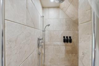 SZNS Luxury Lakefront Cottage with Private Sand Beach & Hot Tub - 4