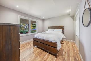 SZNS Luxury Lakefront Cottage with Private Sand Beach & Hot Tub - 2