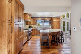 SZNS Luxury Lakefront Cottage with Private Sand Beach & Hot Tub - 1