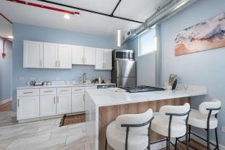 Near Brookfield Zoo - King Bed - Sleeps 7 - 8