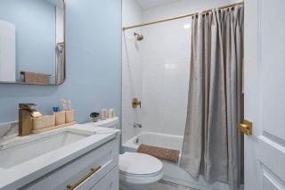 Near Brookfield Zoo - King Bed - Sleeps 7 - 6