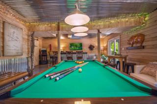 Trailblazer Lodge - Upscale, hot tub, trail, game room, wifi, fire pit, bar, pool table, king bed, view, pet friendly - 0