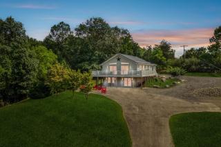 Trailblazer Lodge - Upscale, hot tub, trail, game room, wifi, fire pit, bar, pool table, king bed, view, pet friendly - 9