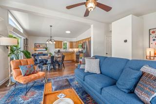 Trailblazer Lodge - Upscale, hot tub, trail, game room, wifi, fire pit, bar, pool table, king bed, view, pet friendly - 8